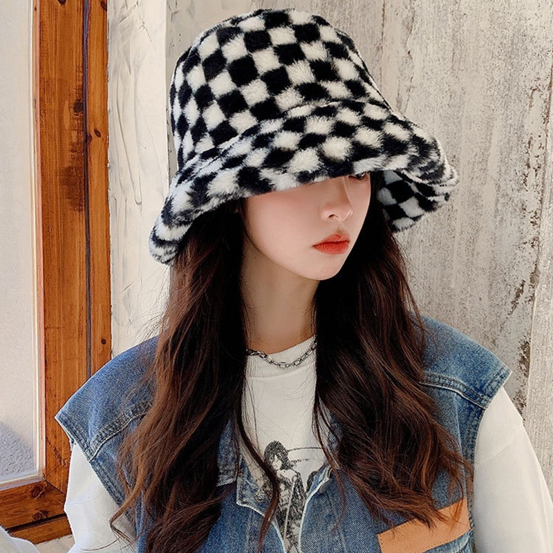Topi Bucket Bahan Plush Tebal Hangat Motif Kotak-Kotak Hitam Putih Gaya Korea Retro Untuk Wanita
