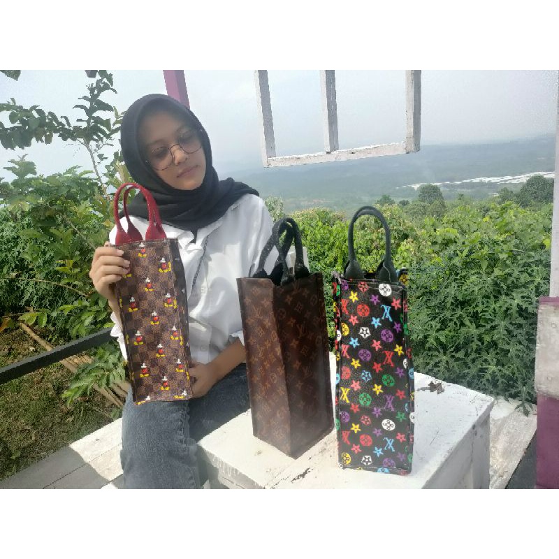 tas botol 2 liter air minum totebag Tumbler size 12*12*32 cm bahan sintetis motif L. V