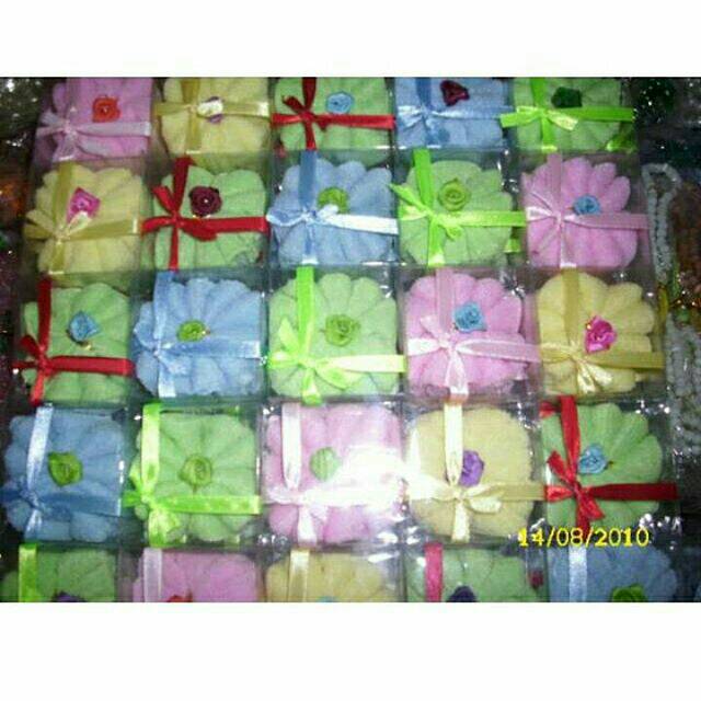 Souvenir towel bunga