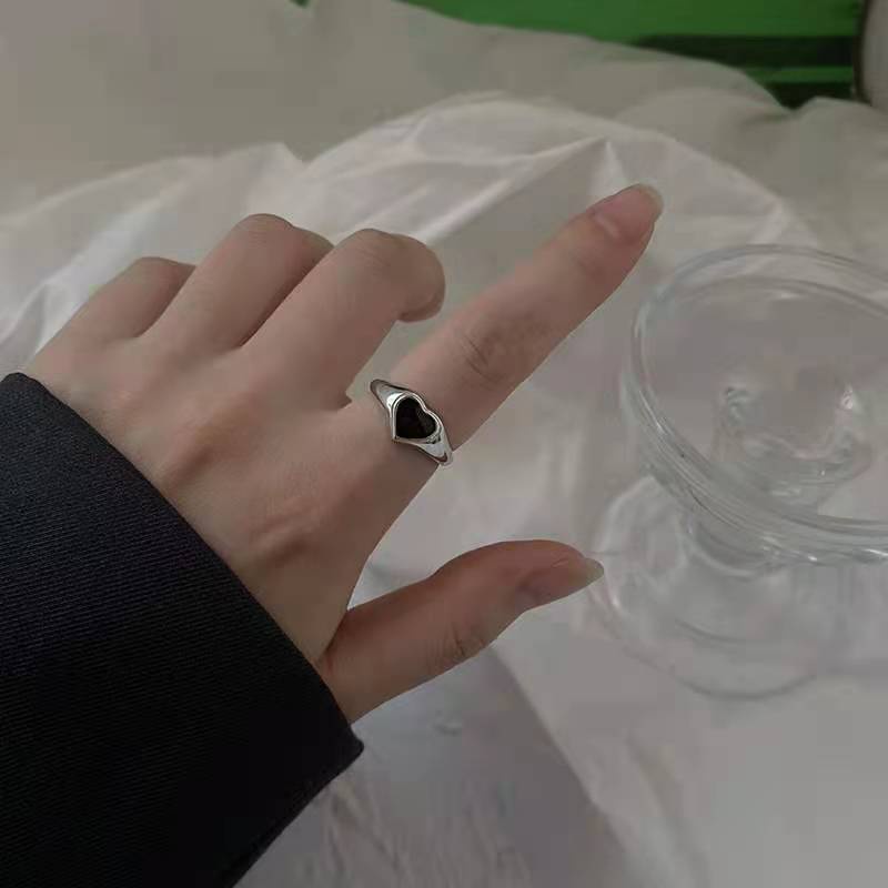 1 Pc Cincin Model Terbuka Adjustable Desain Hati Warna Hitam Bahan Silver Untuk Pesta