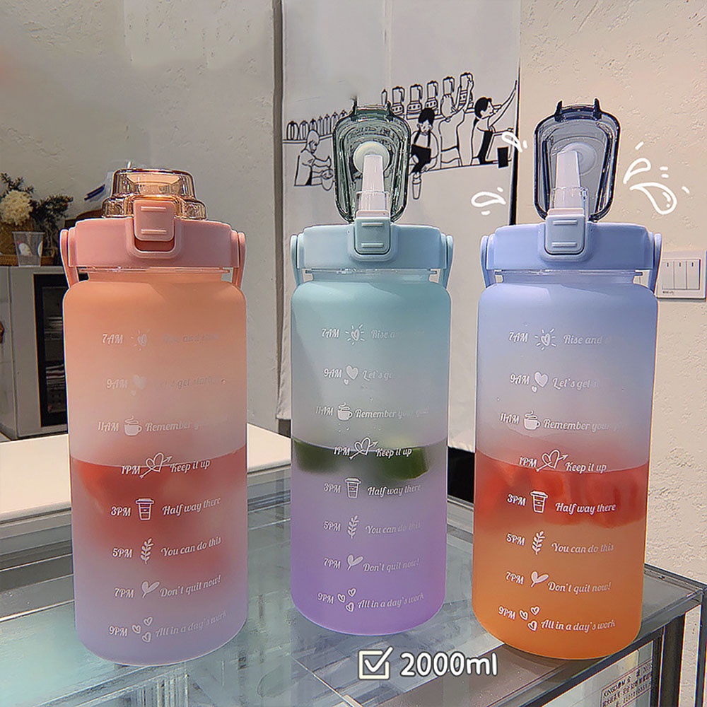2000ML Gelas air olahraga portabel berkapasitas besar dilengkapi dengan cangkir plastik jerami