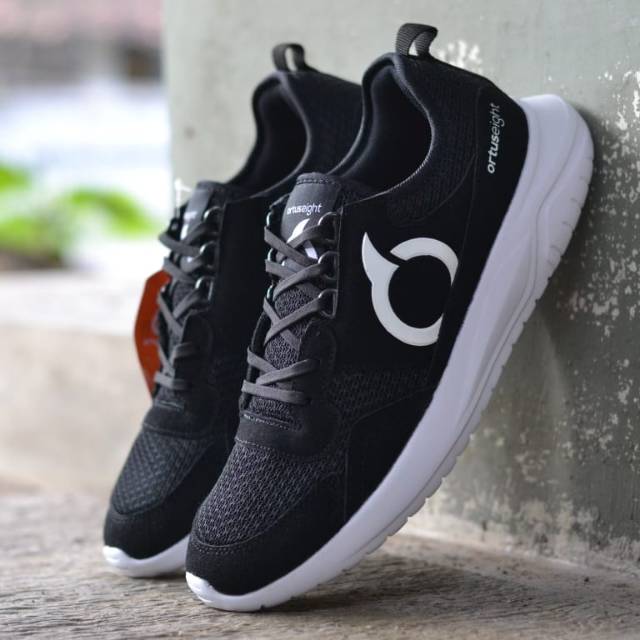 SEPATU SNEAKERS ORTUSEIGHT COBRA HITAM
