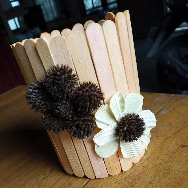 

KOTAK PENSIL KERAJINAN TANGAN VAS TEMPAT BUNGA HIASAN MEJA KERAJINAN STIK ESKRIM PRAKARYA SEOOLAH