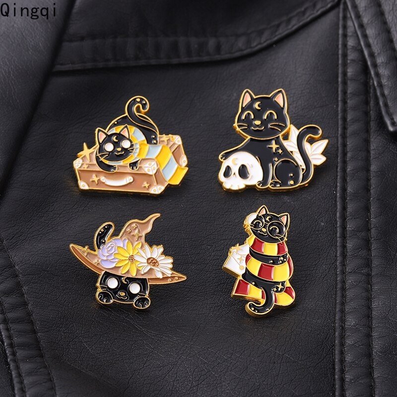 Bros Pin Enamel Desain Kucing Penyihir Topi Kucing Bulan Tengkorak Bahan Metal Untuk Perhiasan Halloween