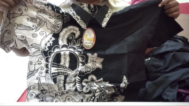 Kemeja Batik Modern Pria Lengan Pendek M L Xl Motif Hitam Putih Cream