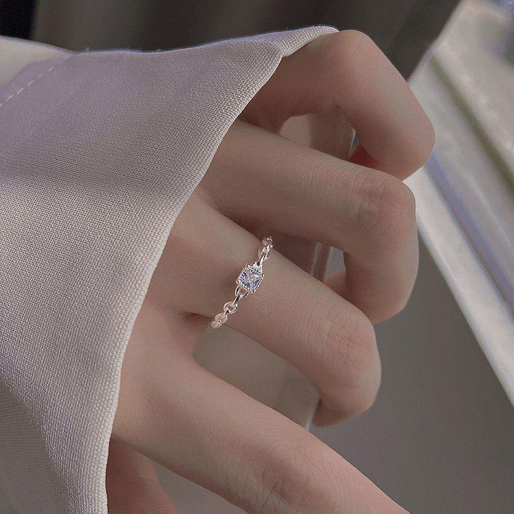 Cincin Jari Bentuk Persegi Bahan Zirkon Warna Silver Untuk Wanita