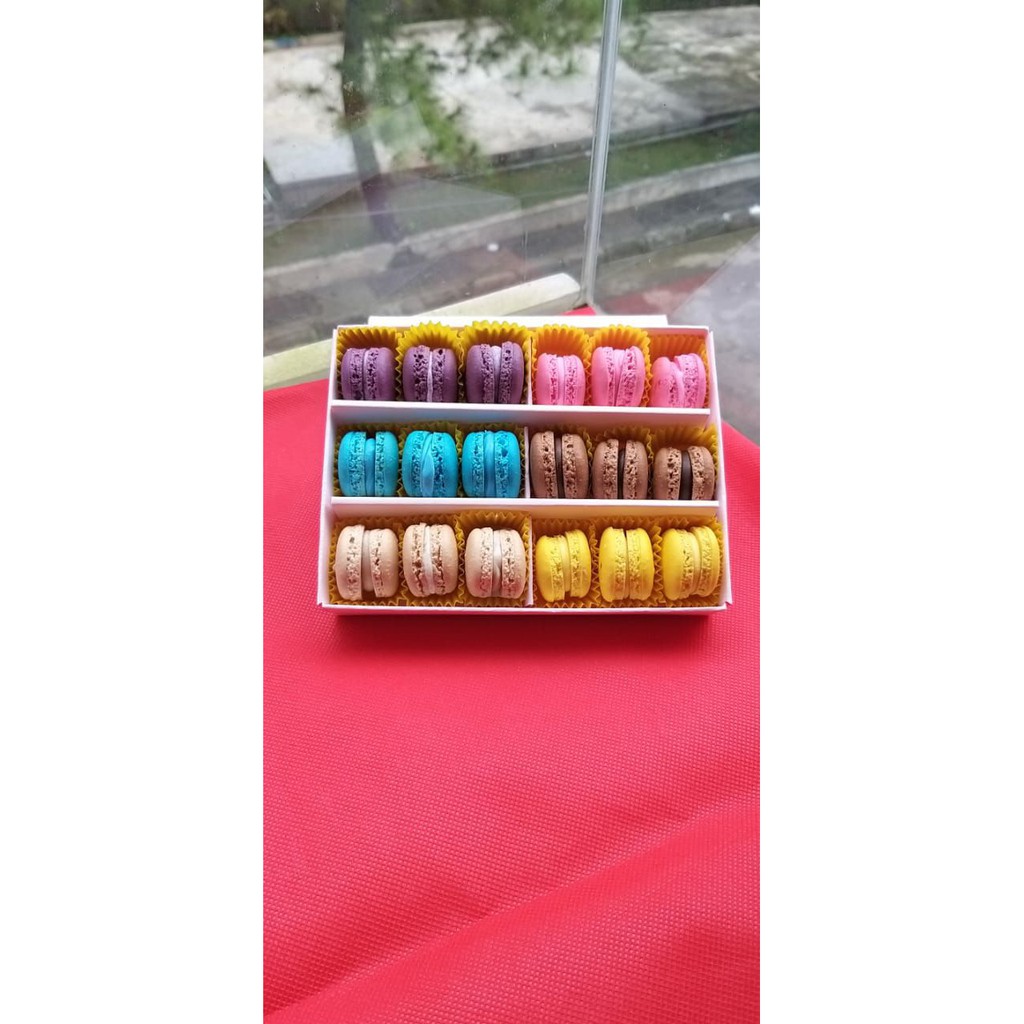 

Macaron Mini Special 18 Pcs