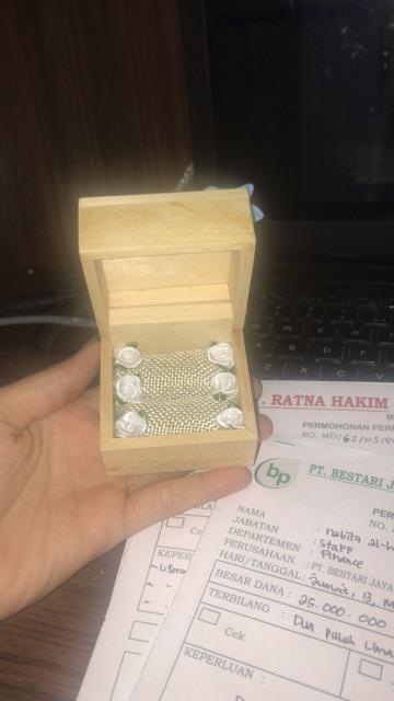 Kotak Perhiasan Cincin Kayu Rustic Ukuran 6x6x5cm