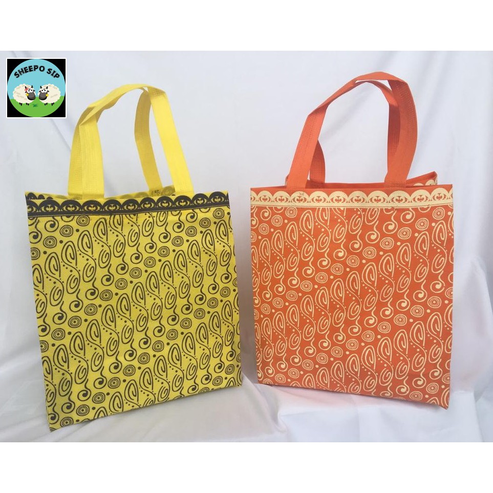 

GOODIE BAG KAIN SPUNBOND - TAS PARSEL - TAS LAMARAN - TAS SPUNBOND PREMIUM 24x27x20 MOTIF BATIK