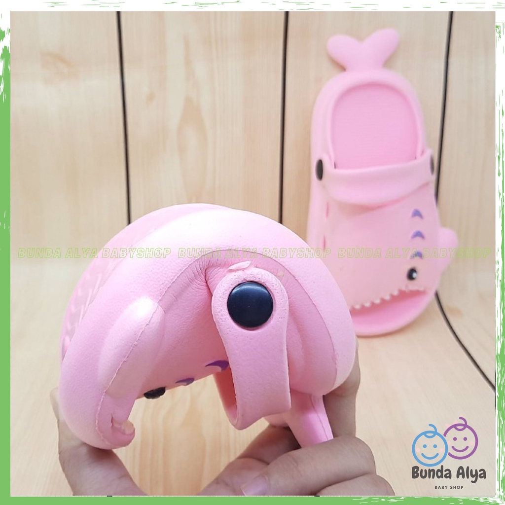 Sendal Anak Perempuan IMPORT Usia 3 4 5 Tahun Baby Shark Lentur Elastis - Sepatu Sandal Slop Anak Cewek Model Ikan Lucu PINK Sendal Anak Cowok Cewek Kret Anti Licin Sendal Slop Anak Tali Belakang Nyaman Dipakai Size 24-28