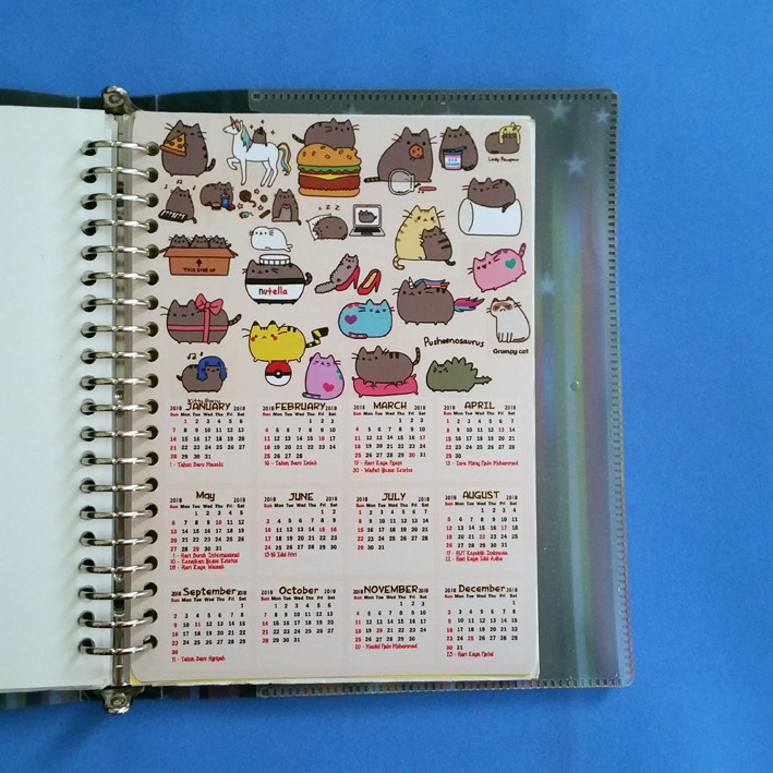 

Kalender 2025 Pusheen Cat Binder Organizer 2 Ring, 6 Ring, 20 Ring, 26 Ring Glossy Murah (Bisa request tahun)