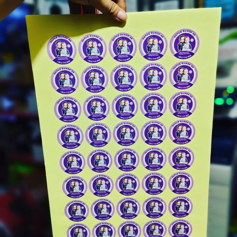 

cetak stiker lebel kiss cut / stiker makanan / sticker lebel kemasan / stiker vinyl / stiker chromo / sticker vinyl sehari jadi / sticker kemasan / stiker palembang