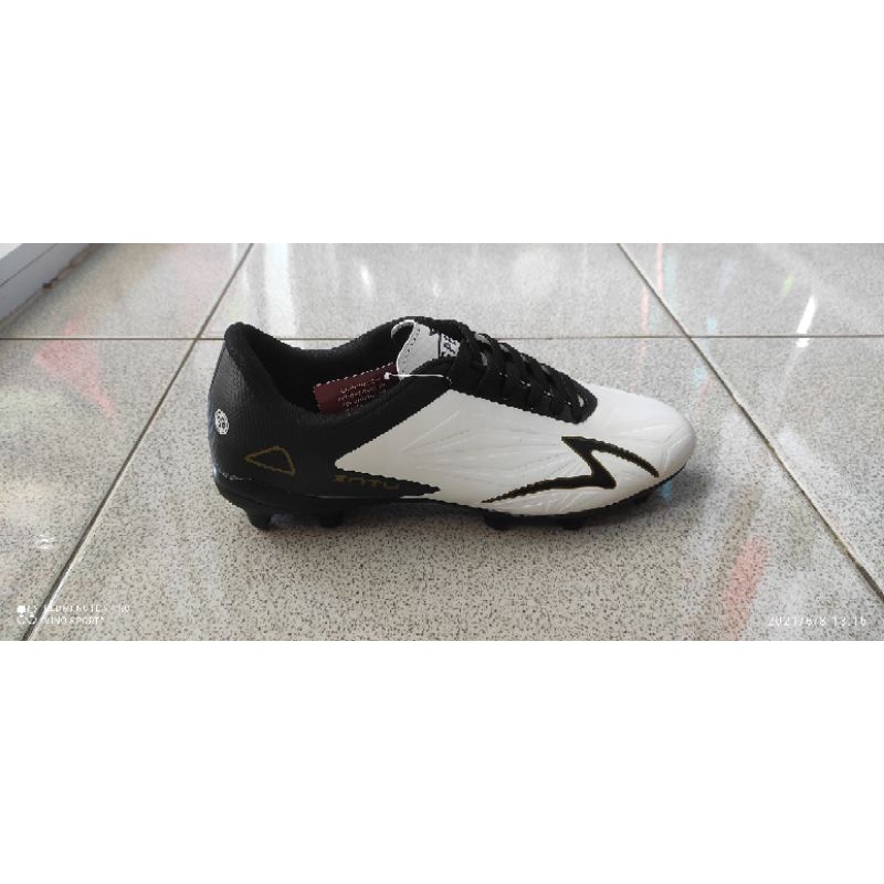 Sepatu Bola Specs Putih