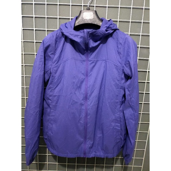 Jaket running wanita UNIQLO second