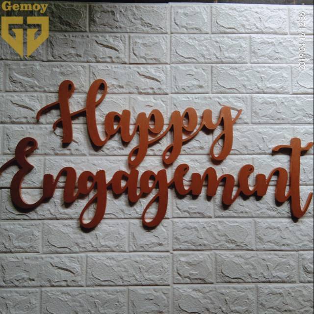 Tulisan Happy Engagement Huruf Kayu Timbul