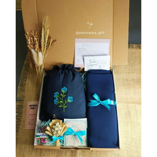 

HAMPERS KADO MUKENA + HIJAB PASHMINA