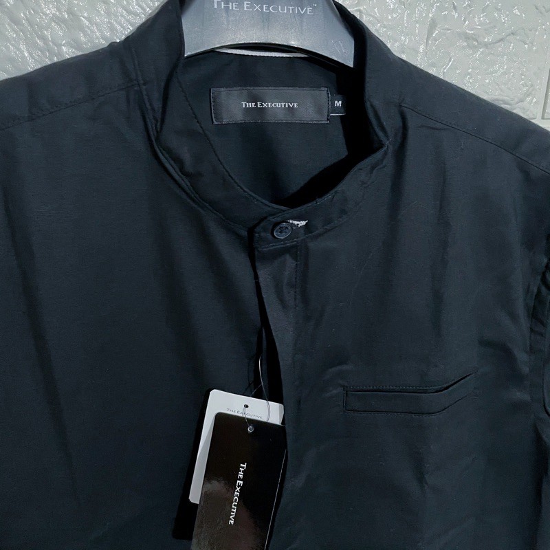 The executive kemeja koko pendek hitam