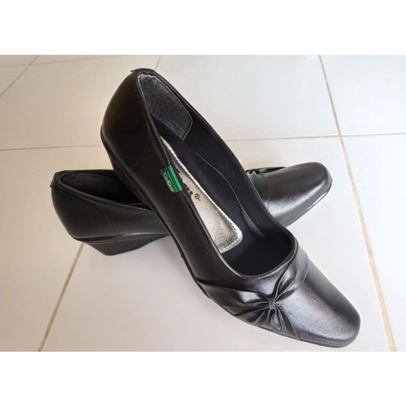 Sepatu Pantofel Kerja Hitam Kickers Wanita Preloved
