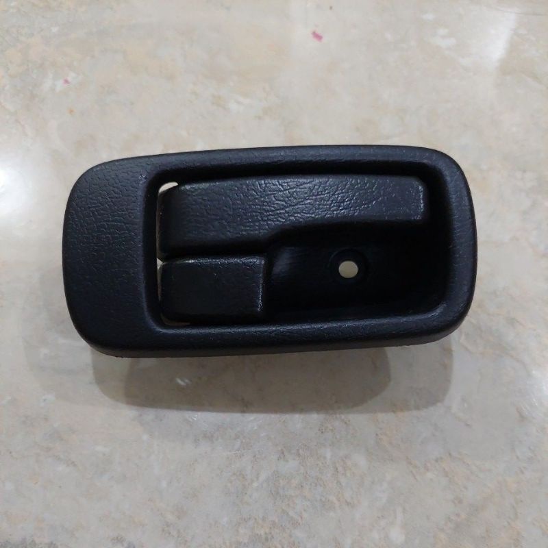 hendel handle dalam pintu isuzu panther warna hitam sebelah kanan/tarikan dalam pintu mobil isuzu pa