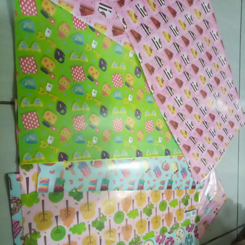 

kertas kado untuk bungkus kado mainan