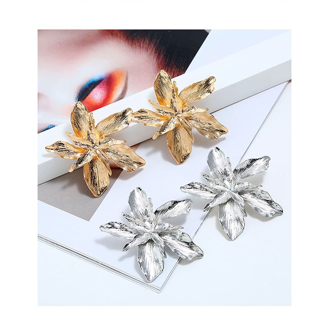 LRC Anting Tusuk Fashion Metal Maple Leaf Stud A5770X