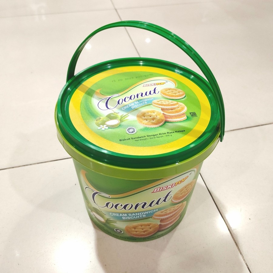 

Biskuit coconut cream sandwich biscuits 400 gram 1 dus isi 6 pak