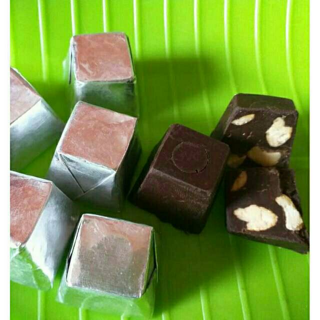 

Coklat Piramid Eceran Rasa Silverqueen Asli