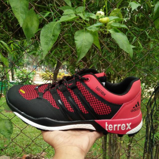 Sepatu laki adidas terrex
