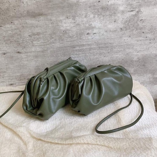 Tas Murah , Preloved Bag , warna hijau lumut , isi muat banyak.