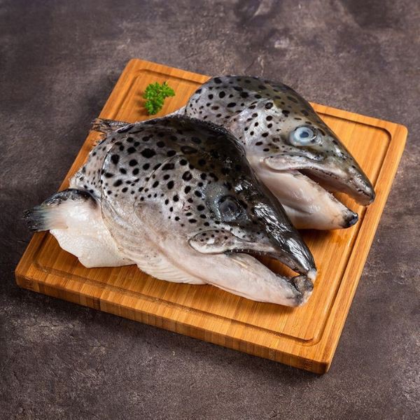 

Norwegian Salmon Head / Kepala Ikan Salmon FULL 2 pcs (1 KG) - Imported Norwegian