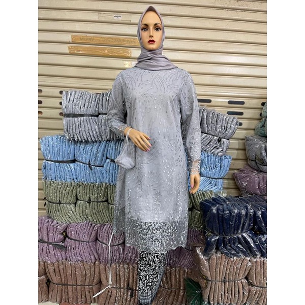 KEBAYA TUNIK TILE / KEBAYA PESTA / KEBAYA TUNIK MERAH / KEBAYA TUNIK TILE / KEBAYA MODERN / KEBAYA KONDANGAN / SET KEBAYA PESTA / SET KEBAYA PESTA MODERN / KEBAYA TUNIK NJ