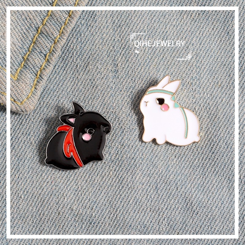 Bros Pin Enamel Bentuk Kartun Hewan Kelinci Warna Hitam Putih Untuk Hadiah