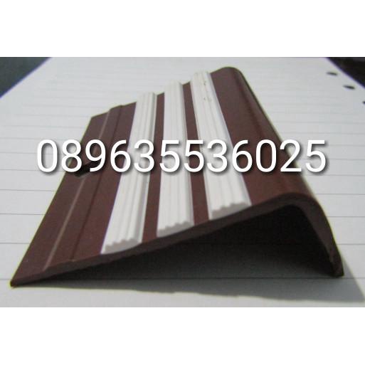 

Step nosing karet / lis tangga coklat garis putih
