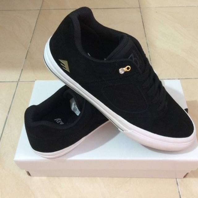 Sepatu casual skate Emerica Reynold 3 bahan suede warna hitam