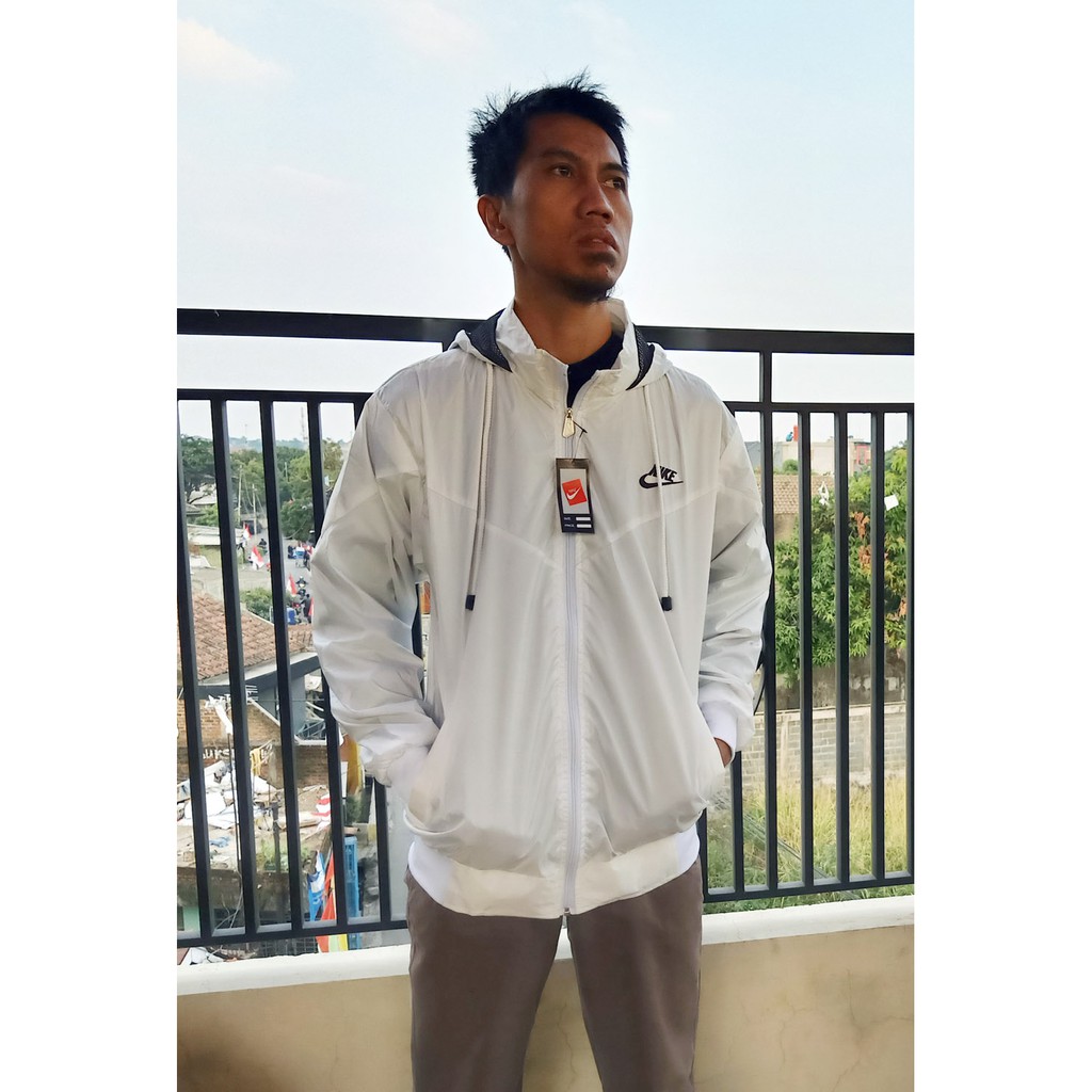 JAKET NIKE WINDRUNNER PARASUT PUTIH