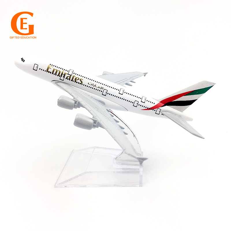 Miniatur Diecast Pesawat Terbang Emirates Airlines A380 Airbus 380 Bahan Alloy Metal Ukuran 16CM / 20CM Untuk Hadiah