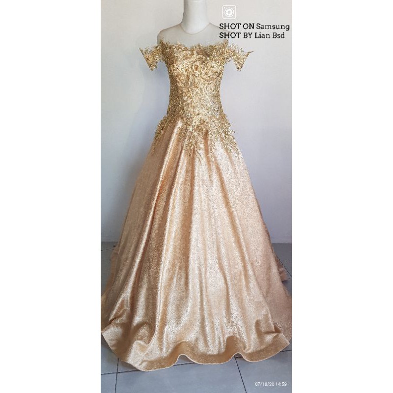 gaun panjang penyanyi