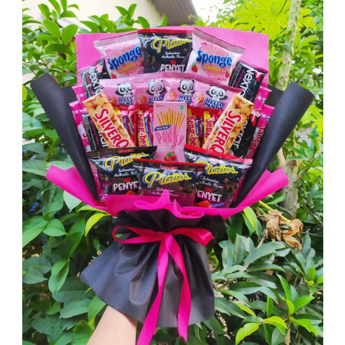 (B) Buket BIG PREMIUM SILVERQUEEN BLACK PINK/paket/bingkisan Snack Ulang Tahun/Ultah/ Wisuda/Kado/Hadiah