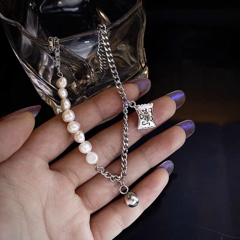 Ins gaya dingin Mutiara jahitan chain square huruf liontin kalung wanita retro tertekan kalung fashi