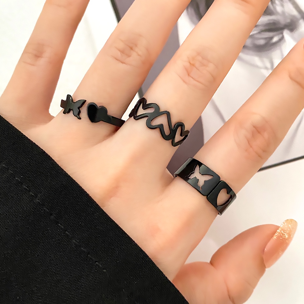 Set Perhiasan Cincin Jari Model Hollow Lebar Geometris Hati Warna Hitam Gaya Vintage Untuk Wanita