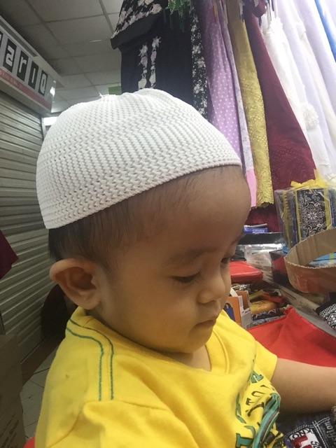 Peci rajut anak putih