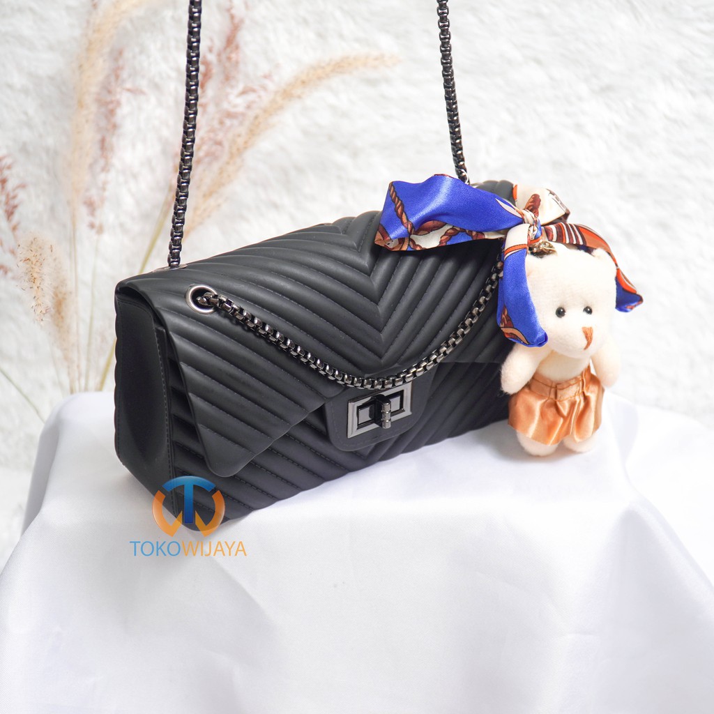 Tas Jelly Chevron Matte Salur Size 22 Cm Rantai Hitam (Gratis Boneka Dan Syal)