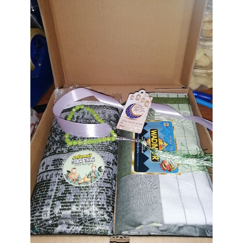 

HAMPERS LEBARAN PAKET SARUNG SAJADAH TASBIH