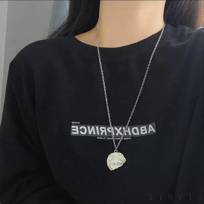 Kalung Liontin Patung Setengah Kepala Gaya Hip hop Retro Untuk Wanita