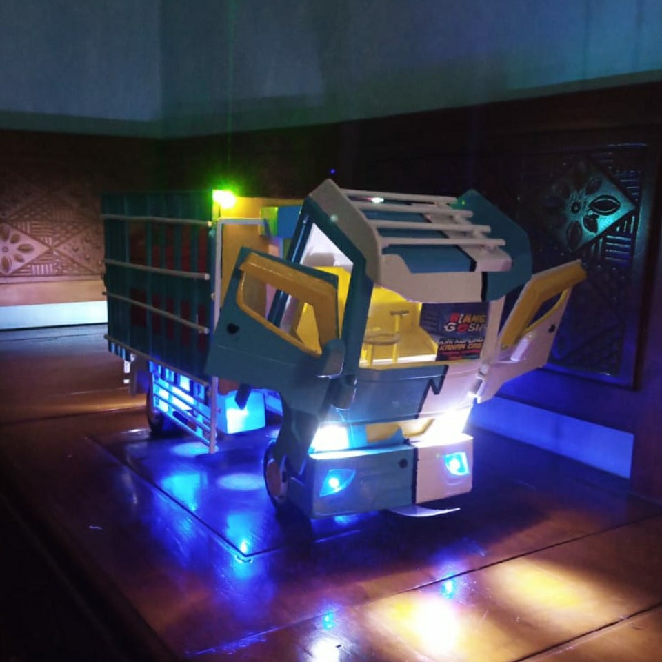 Miniatur Truk Oleng Truk Oleng Kayu Ayam Full Lampu Kabin Jungkit Pintu Bukaan