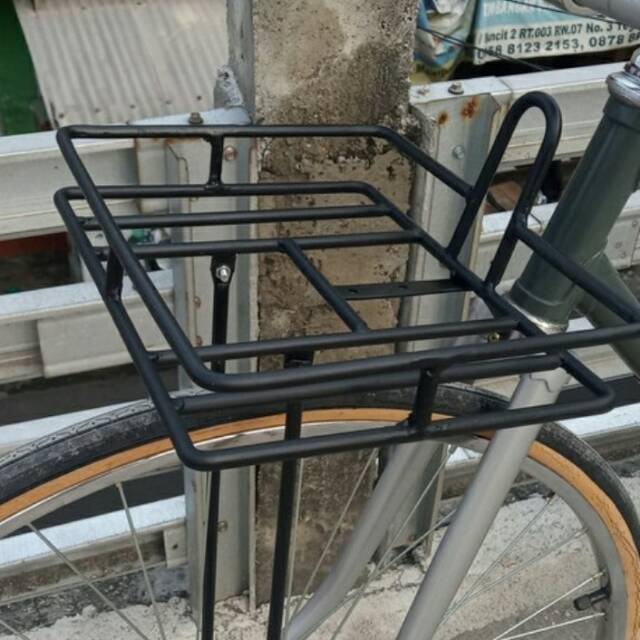 Pannier rak depan sepeda. Front rak sepeda.  Keranjang sepeda