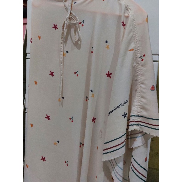 CERIA BERGO VANILLA HIJAB (PRELOVED)