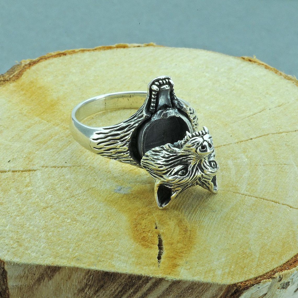 Cincin Desain Kepala Serigala Bahan Stainless Steel Warna Hitam Silver Gaya Retro Untuk Pria