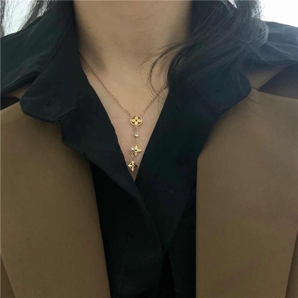 Kalung Rantai Dengan Liontin Daun Clover Klasik Untuk Wanita | Kalung Rantai Clavicle Bahan Titanium Steel Lapis Emas 18k