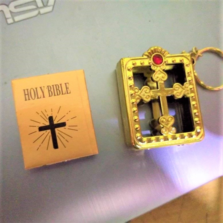 Gantungan Kunci Alkitab Mini Kecil Bahasa Inggris Holy Bible Souvenir Rohani Kristen Hadiah Kado Natal